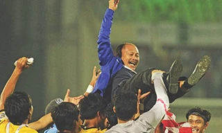 HLV Ismail Razip được các cầu thủ tung hô sau khi cùng U-23 Malaysia vô địch Gold Cup 2015. Ảnh: The Star.