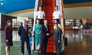 TGĐ Vietnam Airlines Phạm Ngọc Minh và giới thiệu với Thủ tướng Anh về máy bay mới A350 đầu tiên của Việt Nam.