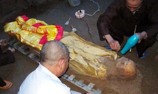 Khai quật mộ của Hòa thượng Thích Minh Đức. Ảnh: Lê Văn Bình.