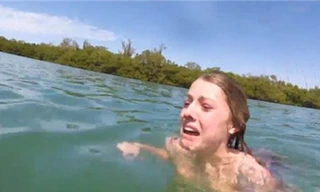 Cô gái tắm biển khóc thét vì gặp thuỷ quái