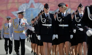 Vẻ “hút hồn” của nữ binh sỹ Nga