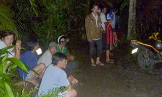 Nhiều người dân hiếu kỳ tập trung theo dõi tại hiện trường.