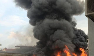 [VIDEO]: Cháy xưởng ô tô ở Triều Khúc, khói đen ngút trời