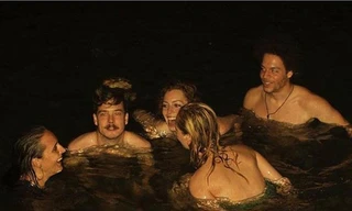 Cận cảnh hồ bơi dưới nắp cống ngầm ở Paris