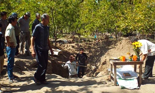 Hố đất của gia đình ông Xê - nơi phát hiện hàng loạt bộ hài cốt chôn tập thể.