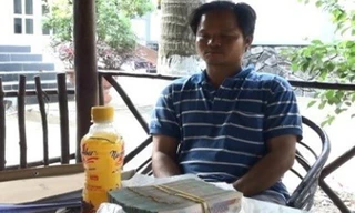 Anh Minh và tang vật vụ án. Ảnh tư liệu.