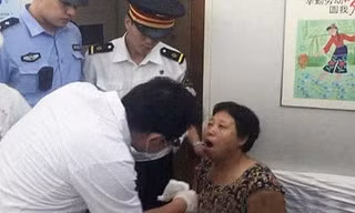 Người phụ nữ có tên Jiao Yuan, 40 tuổi, khi ấy đang đi cùng chồng và một người bạn trên chuyến tàu ở vùng Guangxi, Trung Quốc.