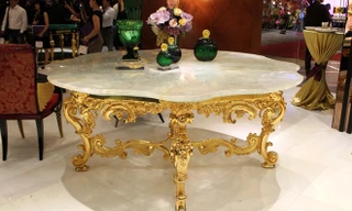 Chiếc thứ nhất có trọng lượng lên tới 400 kg. Đơn vị trưng bày cho biết, vật liệu dùng để sản xuất là một loại đá quý của Italy. Chủ cửa hàng cũng là người Italy. Phân khúc khách hàng ông nhắm đến là đại gia của những căn biệt thự, lâu đài lớn ở TP HCM. 