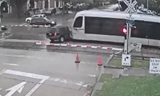 Ôtô cố lách rào chắn, đâm trực diện tàu hỏa