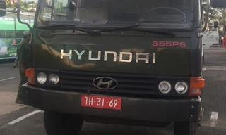 1 trong 2 xe tải giả xe quân đội.