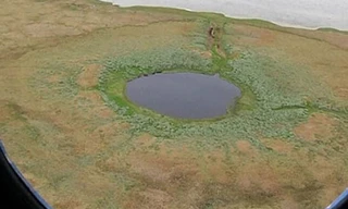 Năm 2014, cư dân bán đảo Yamal, Siberia đã phát hiện thấy ở trong khu vực xuất hiện nhiều hố khổng lồ kì quái với kích thước khổng lồ. 