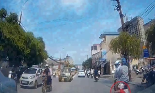 Bố chở con nhỏ vượt ẩu bị ôtô đâm ngã