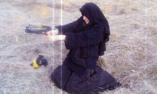 Hayat Boumeddiene học cách sử dụng vũ khí.