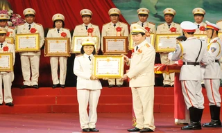 Thiếu tá Nguyễn Thị Thùy Dương nhận Bằng khen của Bộ trưởng Bộ Công an. Ảnh: Tuấn Nguyễn.
