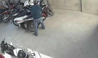 Tên trộm lần lượt bẻ khóa 3 xe máy ở nhà trọ