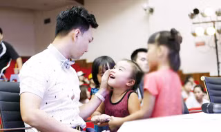MC Thành Trung trò chuyện cùng con gái Vi An trong hậu trường “Young Hit Young Beat nhí tài năng”. Ảnh: HTL.