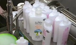 Phát hiện cơ sở sản xuất sữa tắm dê giả tại Hà Nội