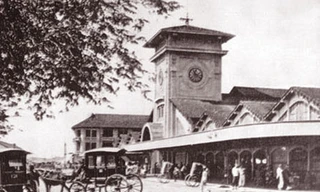 Xe ngựa trước chợ Bến Thành.