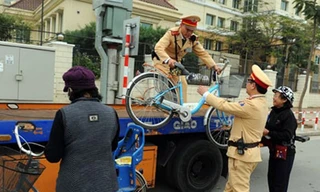 Hai đồng chí Đỗ Thanh Tùng và Lê Ngọc Tùng sử dụng xe chuyên dụng để đưa 2 cụ bà qua cầu Nhật Tân.