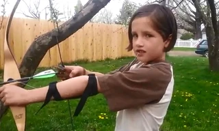 Em bé tự nhổ răng theo cách 'siêu độc'