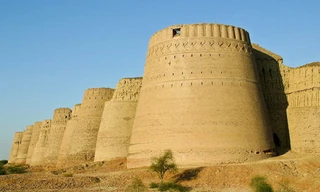 Cận cảnh pháo đài khổng lồ giữa sa mạc Pakistan