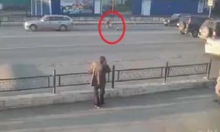 Hai mẹ con gặp tai nạn kinh hoàng khi băng qua đường