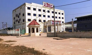 Một sòng bạc bên Campuchia hằng ngày đón cả trăm người Việt sang chơi.