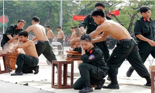 Nữ Cảnh sát đặc nhiệm tập luyện chặt gạch trên cánh tay.