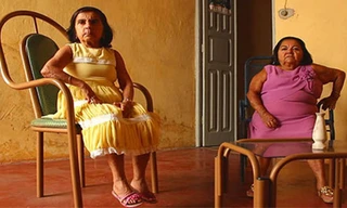 Beatriz và Joana Nascimento là hai chị em song sinh đã 72 tuổi trong cộng đồng người lùn còn lại ở Itabaianinha.