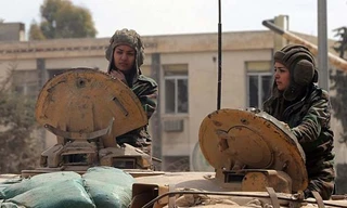 Bóng hồng lái xe tăng, nã súng máy, phóng rocket ở Syria