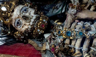 Mục kích những hài cốt phủ đầy châu báu trăm năm