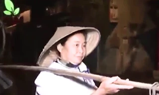 Người phụ nữ mù bán rong cá tôm ở Hà Nội