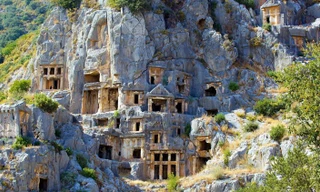 Ngạc nhiên với những cổ mộ cheo leo trên vách núi