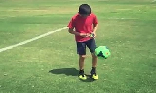 Vừa tâng bóng vừa giải rubik một cách khó tin