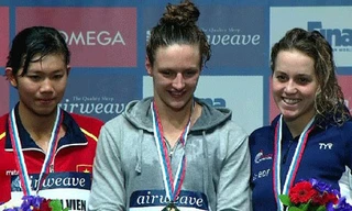 Ánh Viên trên bục nhận huy chương.