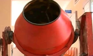 Dùng máy trộn bê tông để... trộn đường