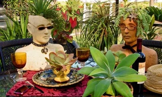 Những chiếc chậu trồng hoa độc đáo hình đầu người này sẽ khiến khuôn viên nhà bạn nổi bật và ấn tượng với khách khứa.