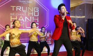 Ca sỹ Minh Quân cùng nhóm nhảy khuấy động sân khấu.