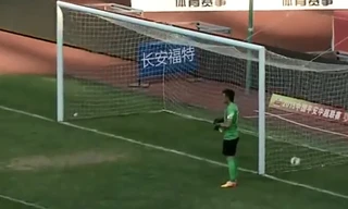 Thủng lưới vì thủ môn mải uống nước lúc đá phạt