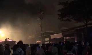 Hàng trăm cảnh sát chữa cháy nhiều xưởng, nhà dân ở Sài Gòn