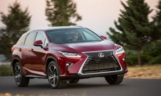 Không khó để nhận ra một số nét tương đồng giữa xe RX 2016 với "đàn em" Lexus NX - đó là những góc sắc gọn trên thân xe và kiểu mũi khá lạ mắt.