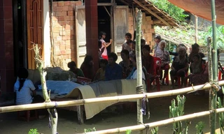 Hàng xóm đến chia buồn cùng gia đình cháu Hồ Thị Thu Huyền.