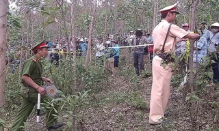 Cơ quan chức năng khám nghiệm hiện trường nơi chị Kiều bị sát hại. Ảnh: Người Lao Động