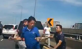 Tài xế lao vào ẩu đả vì giành đường