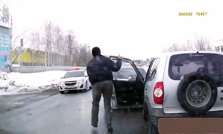 Tung cước vào đuôi xe khác vì mãi không chịu rẽ