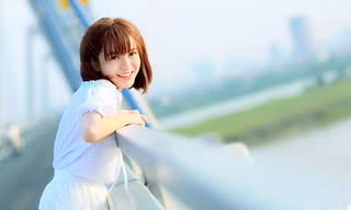 Nữ cổ động viên M.U khoe vẻ đẹp tinh khôi trên cầu