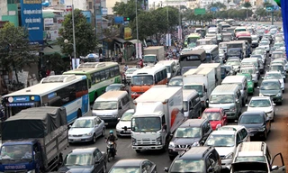 Dù mức phí đăng ký ôtô dưới 10 chỗ (không kinh doanh vận tải) lần đầu tại TP HCM từ đầu tháng 9 sẽ tăng lên gấp 5 lần hiện nay nhưng cũng chỉ bằng 1/2 mức thu ở Hà Nội. Ảnh: Hữu Công.