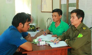 Y Nam mang vật chứng trình báo công an xã ĐLiêYang.