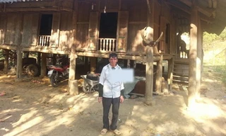 Ông Toán đang sống cùng gia đình người cháu gái tại bản Oi Nọi, xã Tiền Phong.