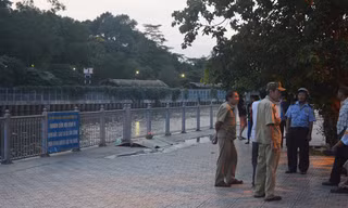 Nạn nhân được vớt lên bờ.
